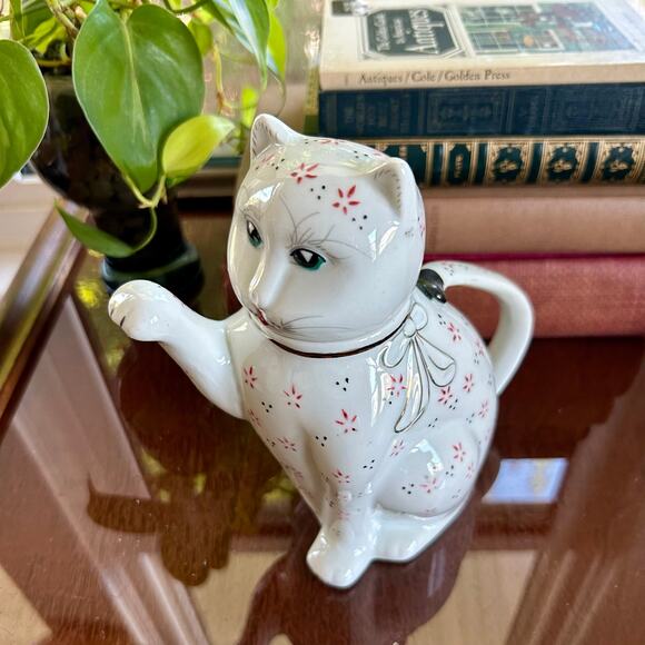 Vintage Small Ceramic Lucky Cat Tea Pot with Lid - Picture 2 of 14